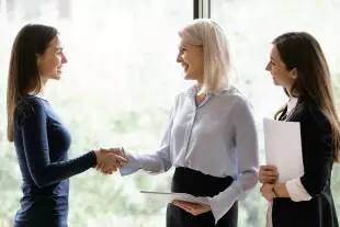 Drei Frauen freuen sich über die Neueinstellung einer Mitarbeiterin