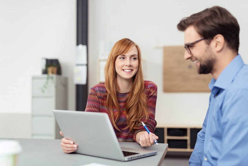 Frau und Mann sprechen über Onboarding-Aufgaben